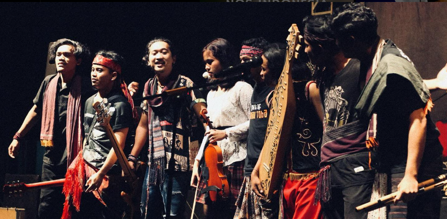 Sampul album dengan nuansa surealis